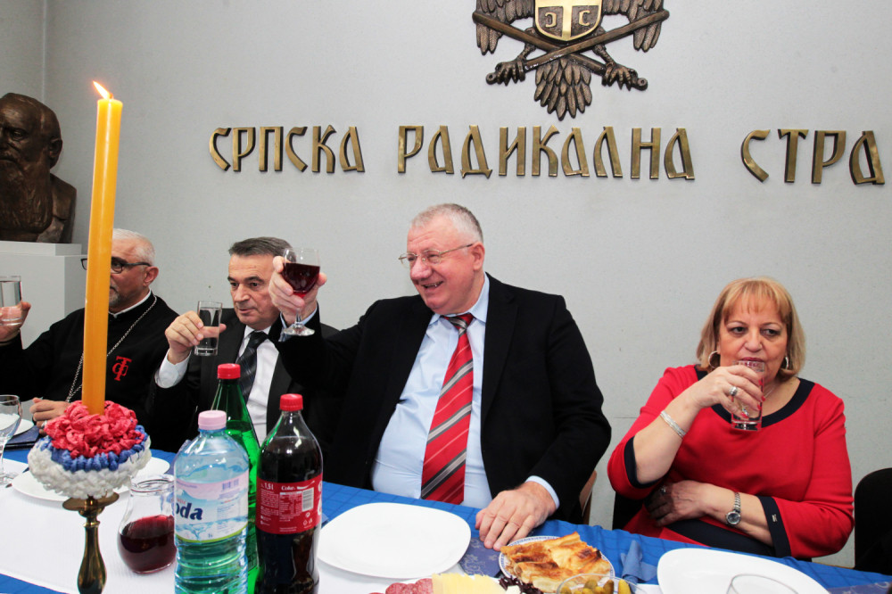 „Sprem’te se, sprem’te, četnici“ odzvanjalo Zemunom! Mikorfona se latila poznata pevačica (FOTO)