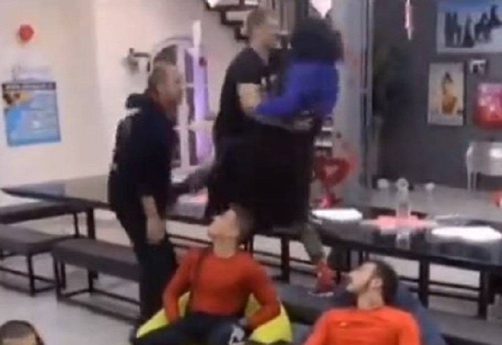 Krunićka skočila na Karađorđa pa ga IŠUTIRALA! "Pi*ko bre muška!" (VIDEO)