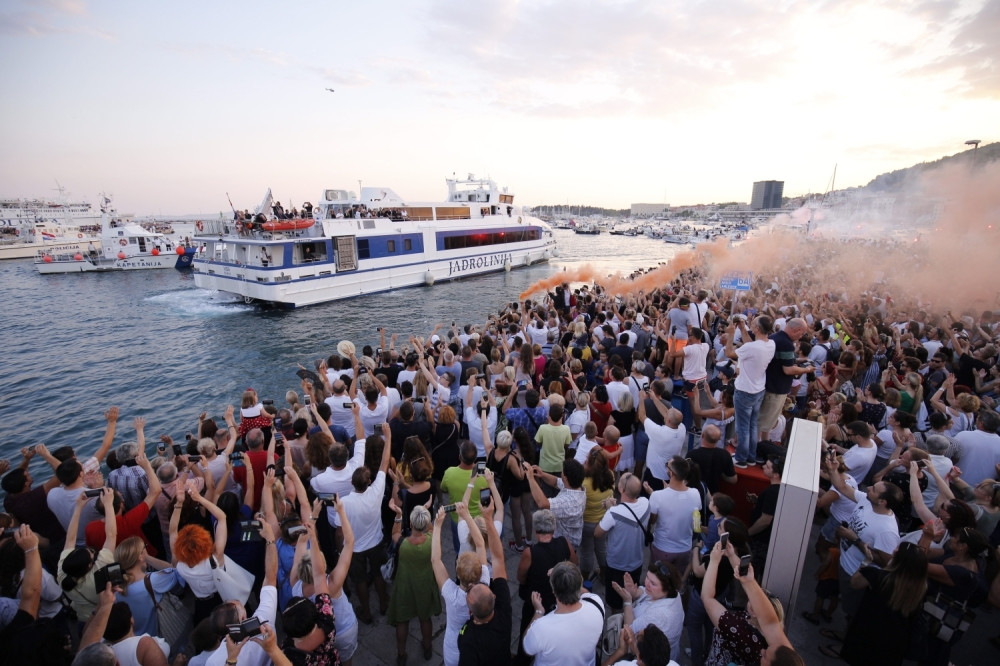 Navijači Hajduka i 20.000 Splićana dočekalo Srbe na Rivi! U zanosu klicali i zahvaljivali se (FOTO)