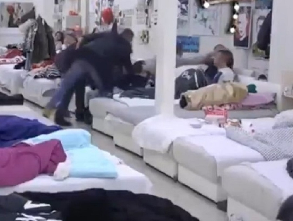 Pozvao je da joj pokaže POLNI ORGAN, pa otkrio da su imali SE*S u garderoberu! ŠOK