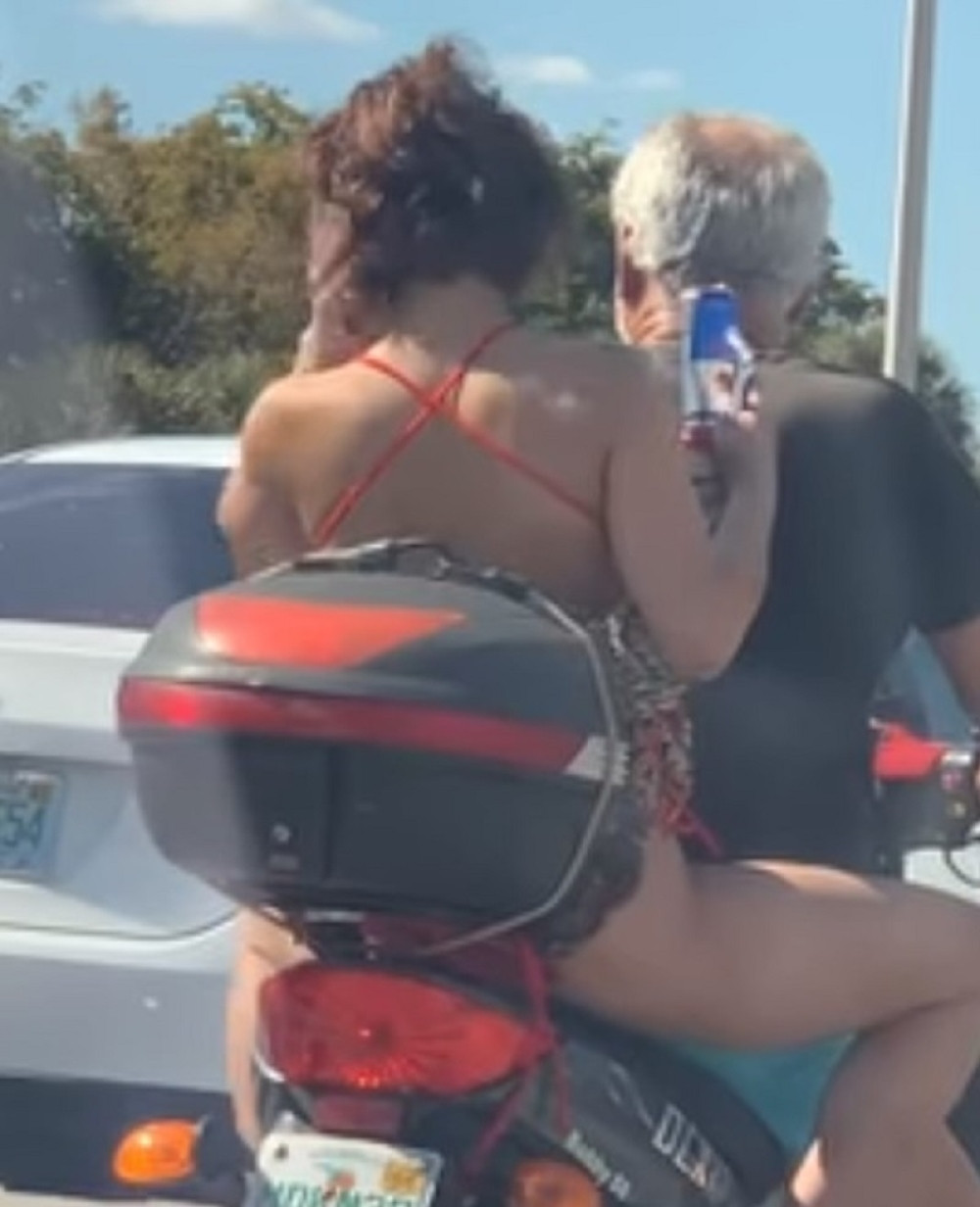 Dok je par na skuteru čekao da se uključi zeleno svetlo na semaforu, odigrala se ANTOLOGIJSKA SCENA! (VIDEO)