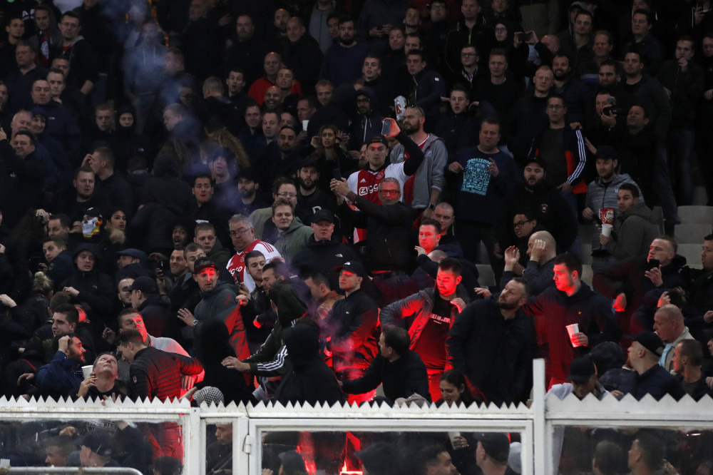 Igra živaca! Navijači Ajaksa došli ispred hotela Reala u TRI UJUTRO i uradili ovo! (VIDEO)