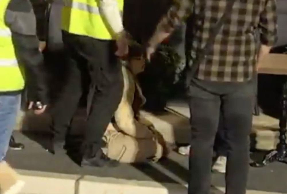 Miljana nepomična na podu, panika vlada! Izudarala vrata "Zadruge", a onda od stresa kolabirala! (FOTO)