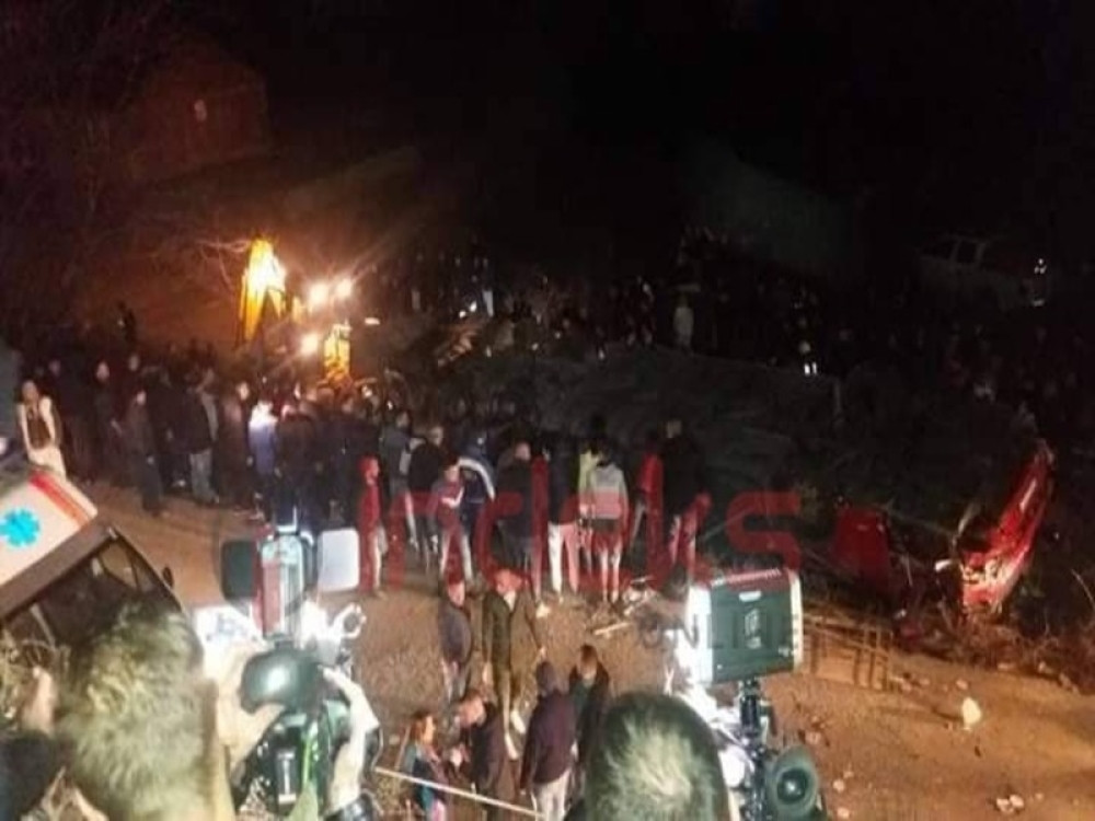 Prevrnuo se autobus pun putnika na auto-putu, mnogo mrtvih! (FOTO)