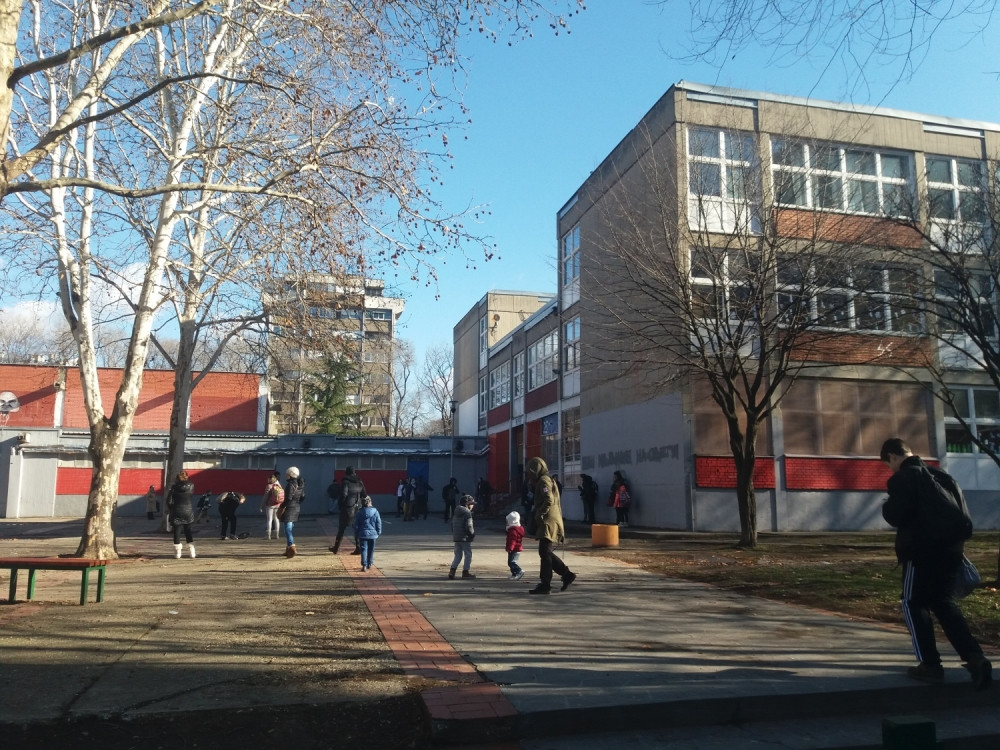 Dečaci iz beogradske škole oduševili drugarice iz razreda za 8. mart: Neobičan i originalan gest vraća veru u ljudskost! (FOTO)