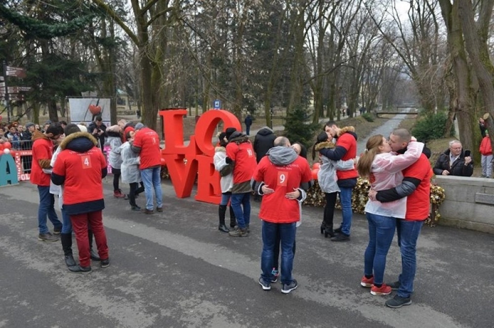 Oni su pobednici manifestacije u Vrnjačkoj Banji, ljubili se 36 minuta i 17 sekudni! (FOTO)