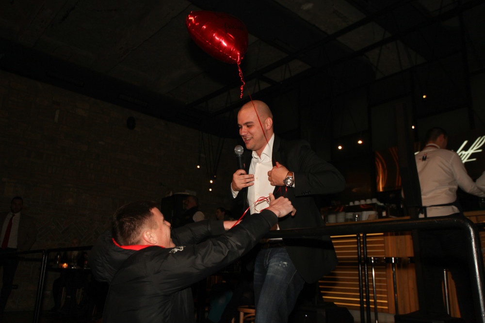 Nikada nećete pogoditi ko Vuku Kostiću peva na uvce!