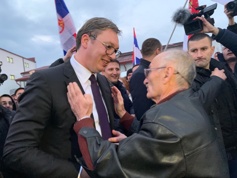 Deda Slavko dočekao Vučića, stavio mu ruke na rever i rekao nešto što će se danima prepričavati