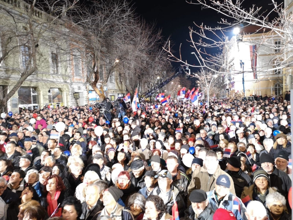 Reka ljudi u Šapcu, zahvalni građani pohrlili da pozdrave predsednika Srbije (FOTO)