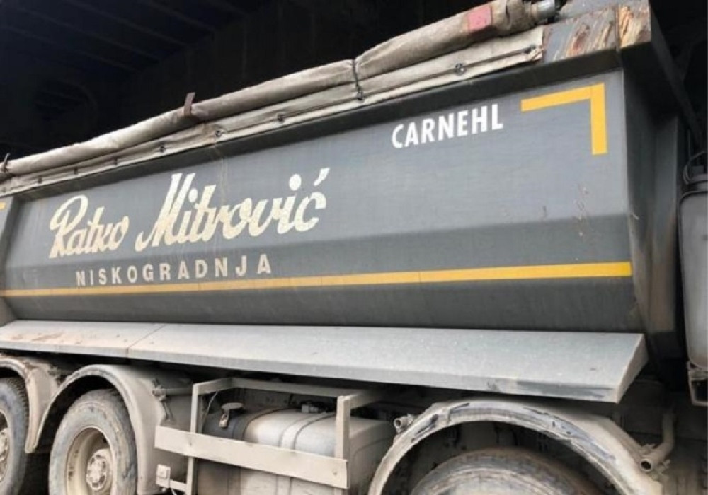 Kamioni firme "Ratko Mitrović Niskogradnja" prave deponiju na Novom Beogradu! (FOTO)