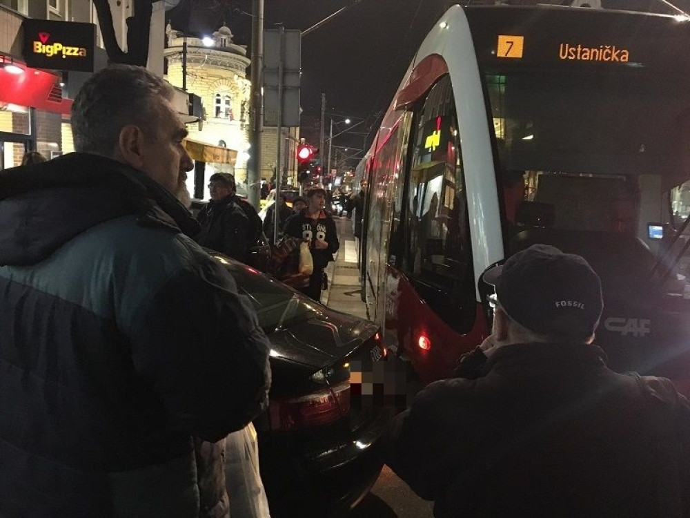 "Audijem" blokirao saobraćaj i otišao, ljudi mu psovali sve po spisku... Kada se vratio uputio im OVE REČI! Nisu znali da li da se smeju ili plaču (FOTO)