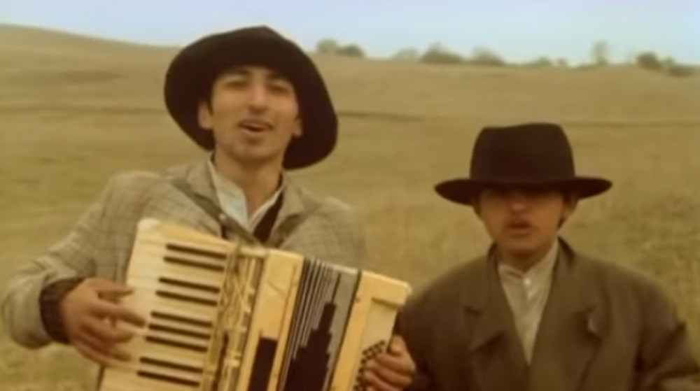 Evo kako danas izgleda čuveni harmonikaš iz filma Ko to tamo peva!