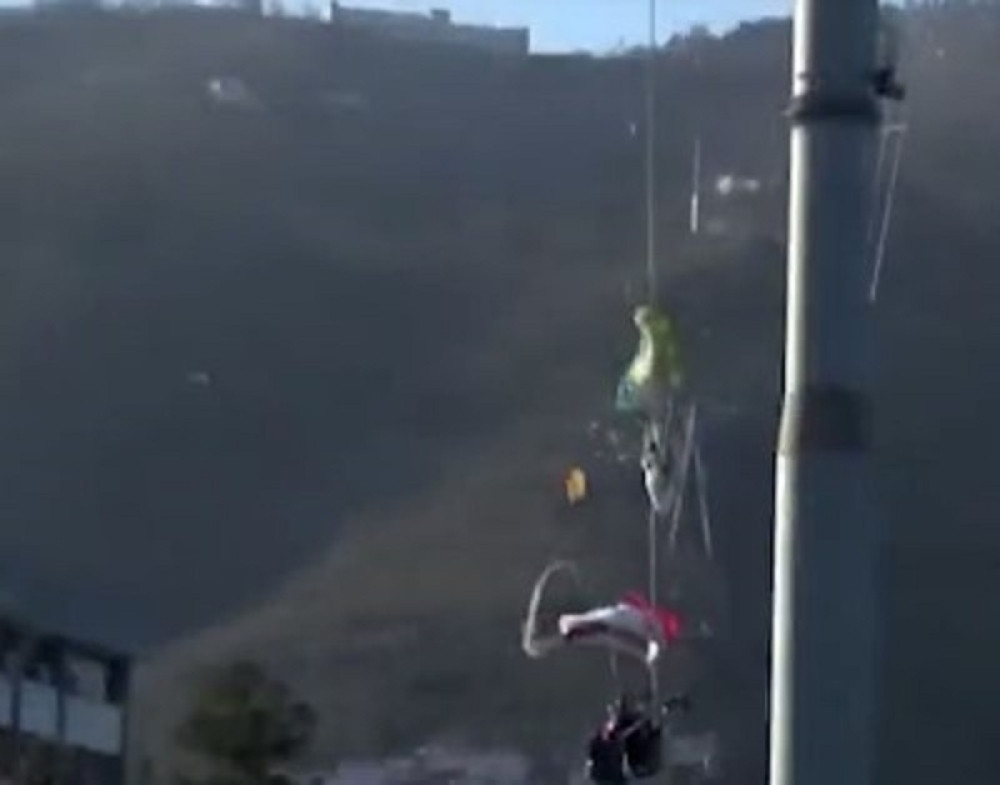 Jeziva nesreća tokom rutinskog skoka, tragediju snimili prolaznici (UZNEMIRUJUĆ VIDEO)