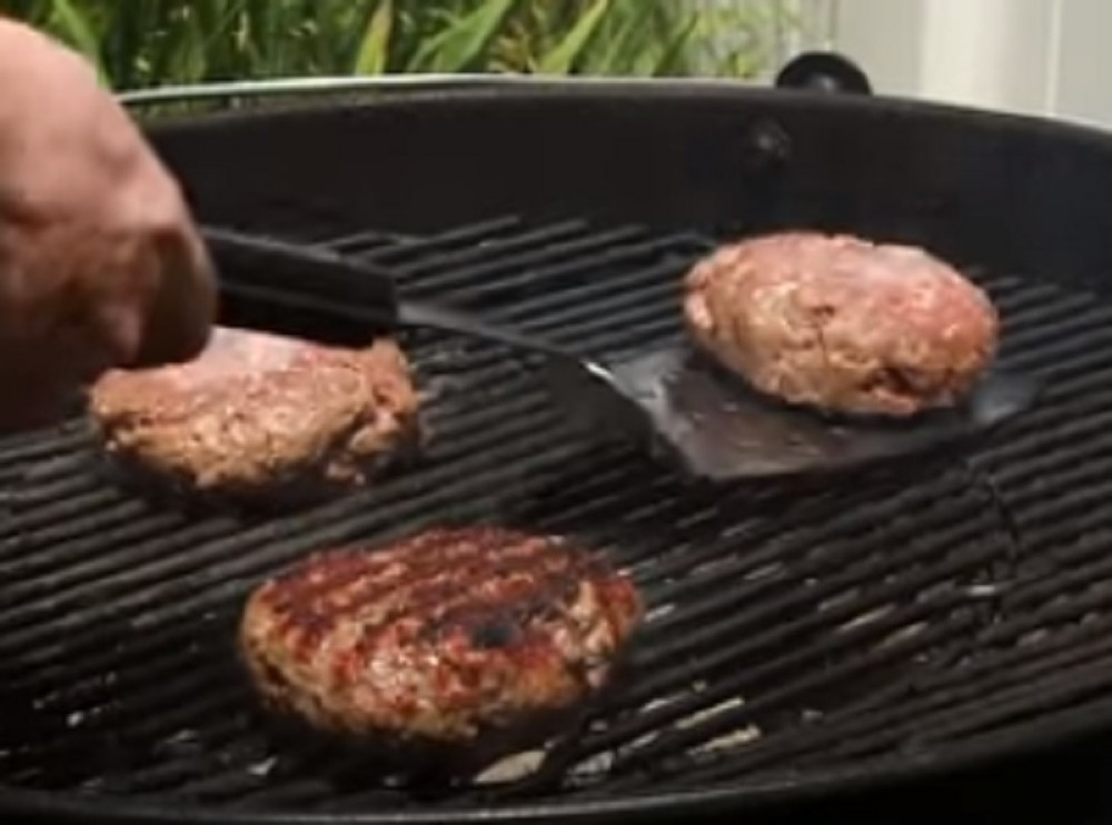 Stavio je kockicu leda na svaku pljeskavicu, sačekao da se ispeku, a onda dobio najukusnije jelo sa roštilja!