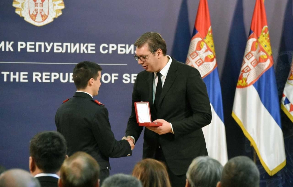 Povodom Dana državnosti, predsednik Republike Srbije Aleksandar Vučić odlikovao je hrabre pripadnike Ministarstva unutrašnjih poslova!