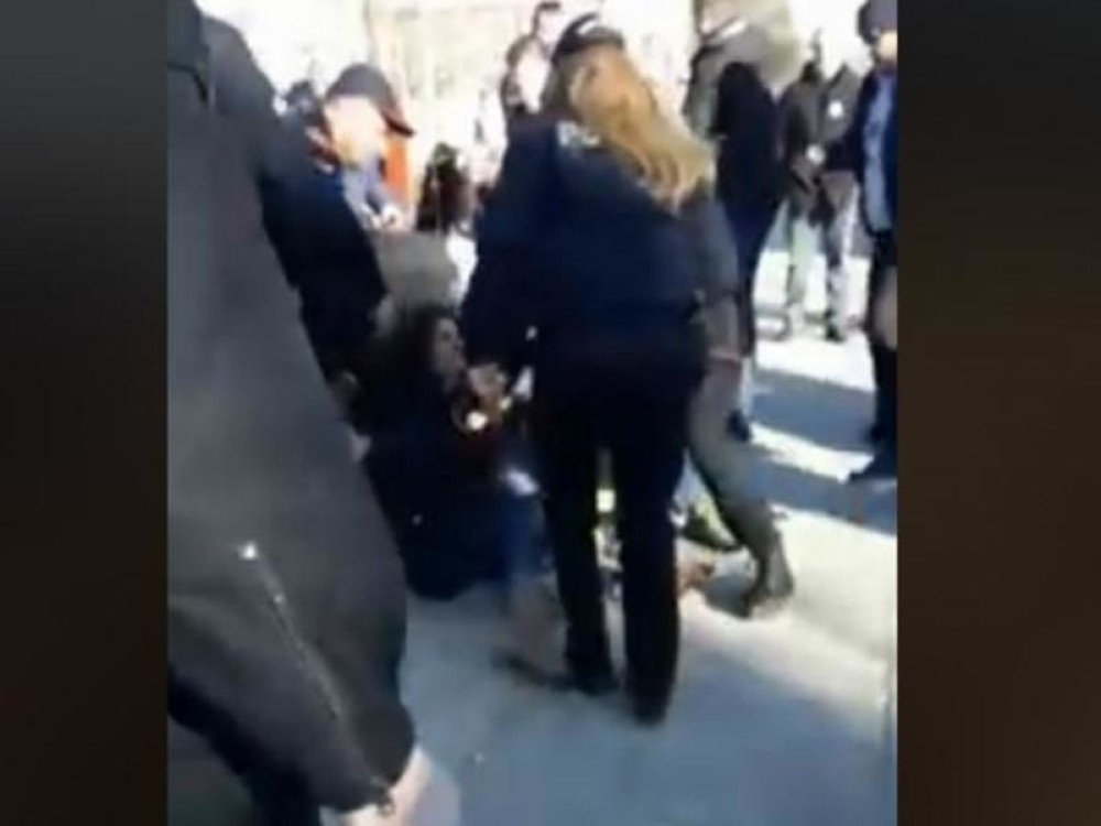 Užas u Baru, policija nasrnula na demonstrante, žena doživela POBAČAJ? (VIDEO)