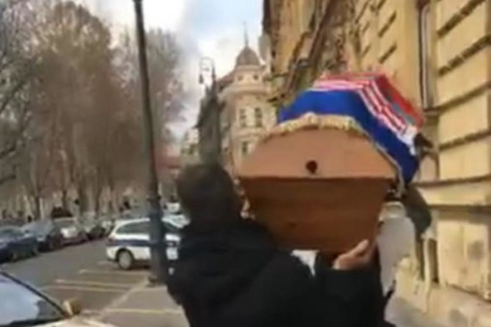 Josip 7 dana nosio mrtvački kovčeg sa šahovnicom do Zagreba, kada je stigao policija ga je ODMAH UHAPSILA!