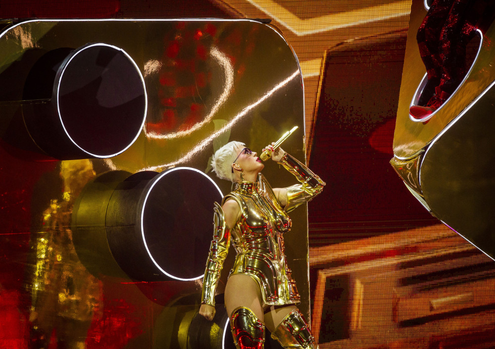 Najpopularnija pesma je zapravo PLAGIJAT, pevačica RASKRINKANA! Izbio skandal neviđenih razmera!