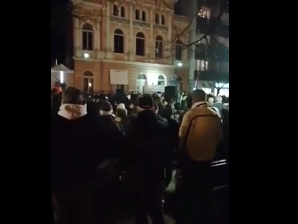 Skandal! Snimak uhvatio razgovor, otkriveno kako se dovode ljudi na proteste! (VIDEO)