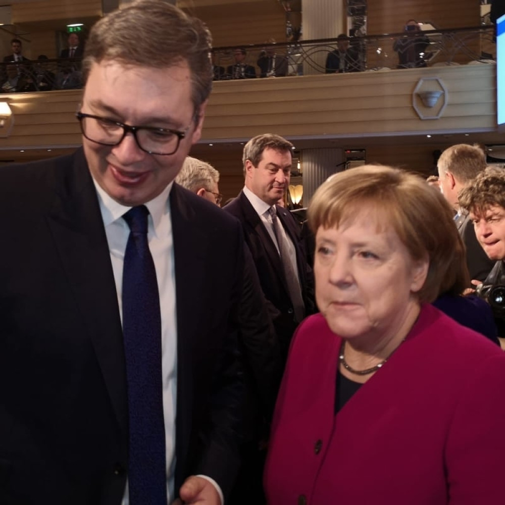 Automobil udario u avion Angele Merkel!