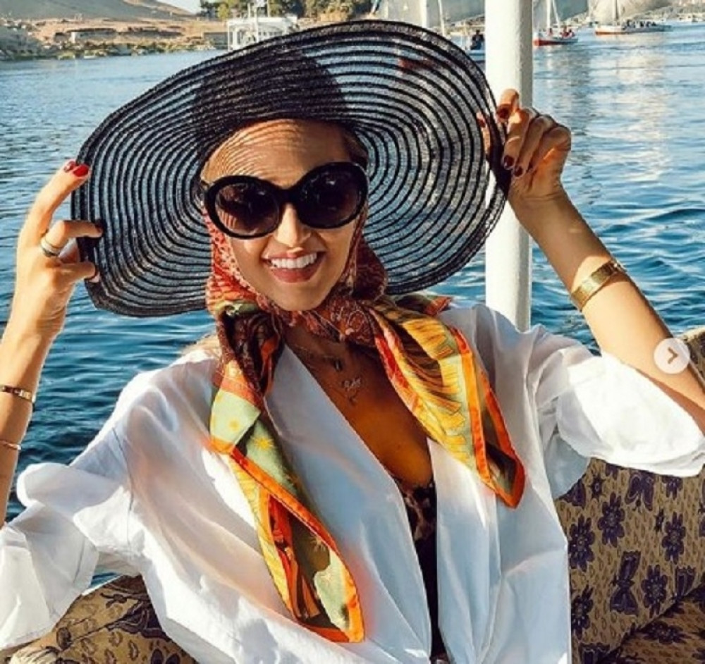 Najbogatija Srpkinja se*si pozom rasplamsala mušku maštu: Preplanula leži na pesku! (FOTO)