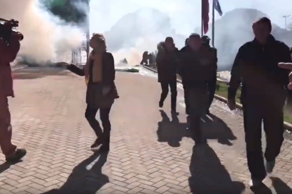 Demonstranti probili policijski kordon, lete Molotovljevi kokteli! Traže Raminu ostavku!