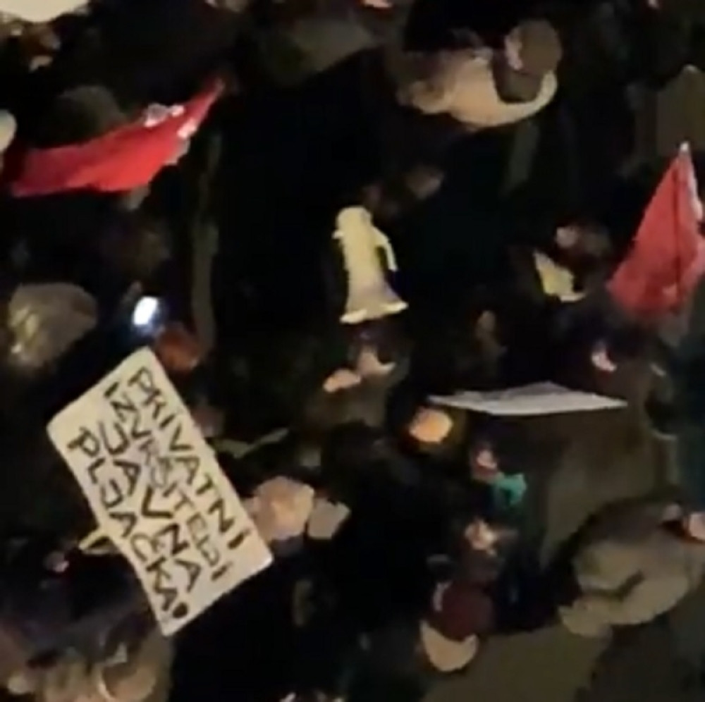 Baba udara momka sa megafonom (VIDEO)