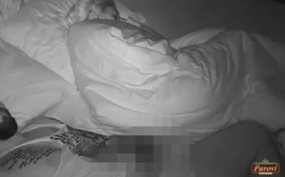 Dok je bila u dubokom snu, on je zavukao ruku u GAĆE! Onda je usledila prava akcija! (VIDEO 18+)