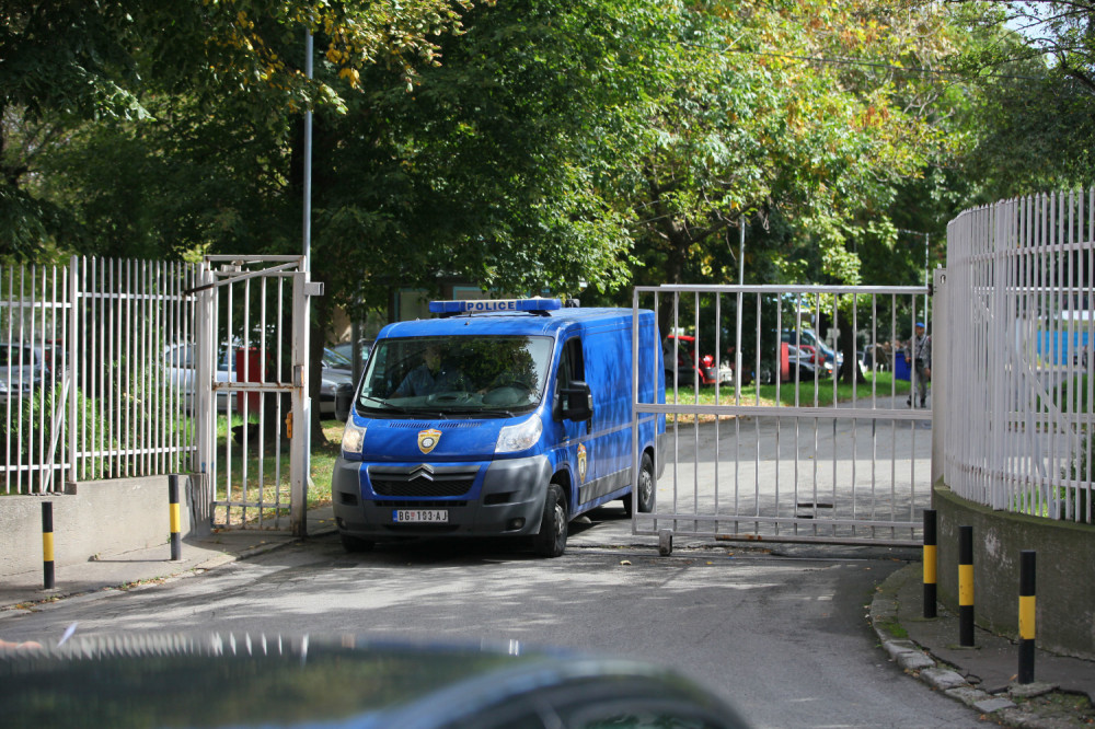 Cimer mu je Željko, bivši šef službe za organizovani kriminal, a obojicu čuvaju da ih zatvorenici NE RASTRGNU!
