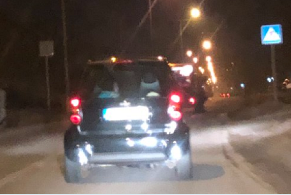 Svi su zgroženi načinom na koji ovi roditelji voze svoje dete! (FOTO)