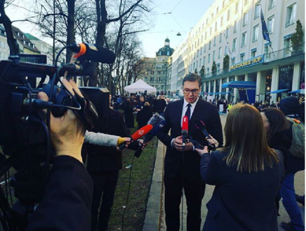 Amerikanac prišao Vučiću i rekao mu: Vidim, Srbija je i dalje snažna! Evo s kojim se moćnikom juče sreo u Minhenu (FOTO)