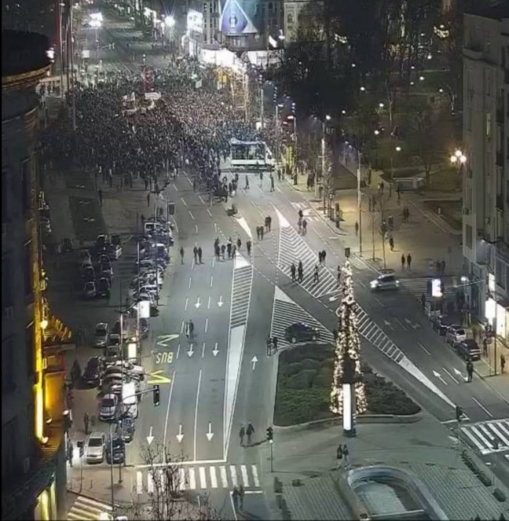 Cirkus na skupu u Beogradu, redari Saveza za Srbiju opkolili, pa napali članove Levog bloka!