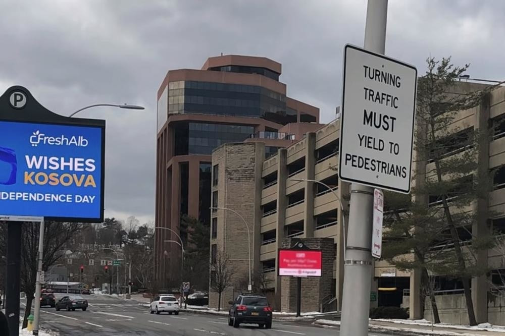 Širom Njujorka osvanuli skandalozni plakati! (VIDEO)
