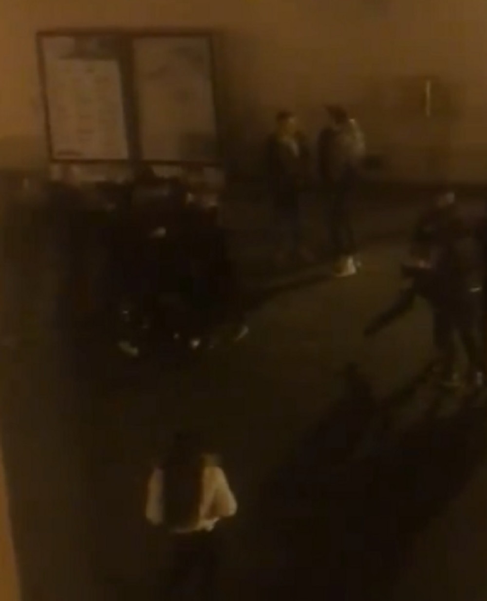 Žestoka tuča na Trgu posle izlaska iz noćnog kluba, nije se znalo ko koga udara (VIDEO)