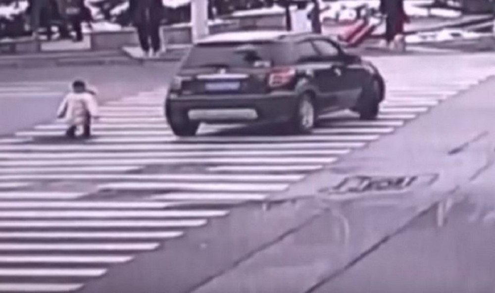 Muškarac ostavio devojčicu (3) nasred prometne ulice i pobegao, a njena rekacija će vas RASPLAKATI (VIDEO)