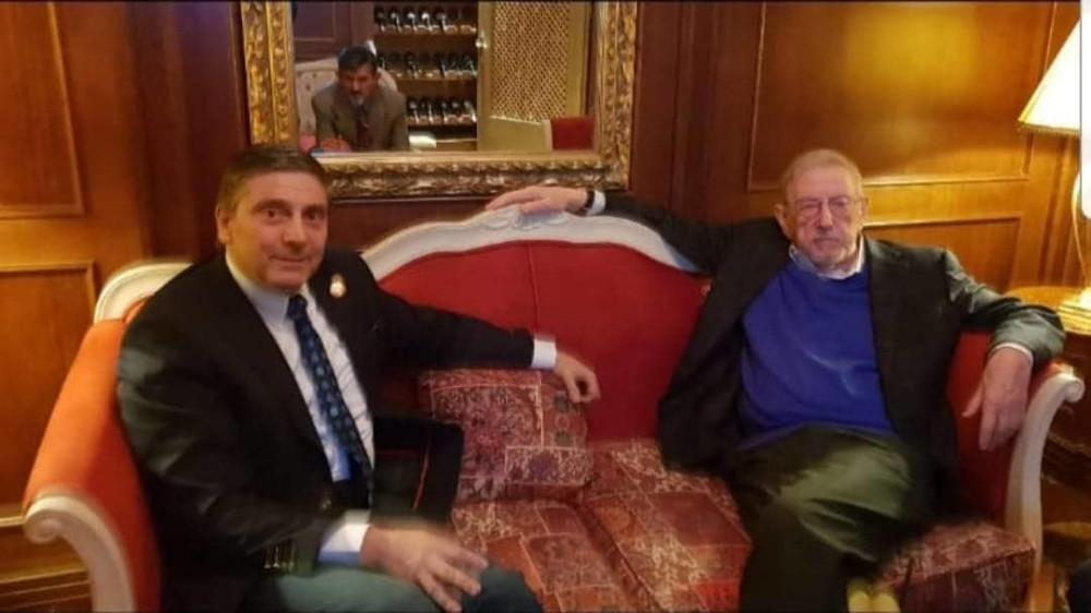 Jedan od predvodnika protesta seo na kauč sa čovekom koji je otelotvorenje zla, pa krenuo na rođeni narod! (FOTO)