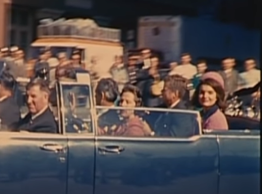 Glas sa druge strane slušalice rekao je novinaru jednu rečenicu. Nakon toga je spustio slušalicu, a predsednik Amerike je ubijen!