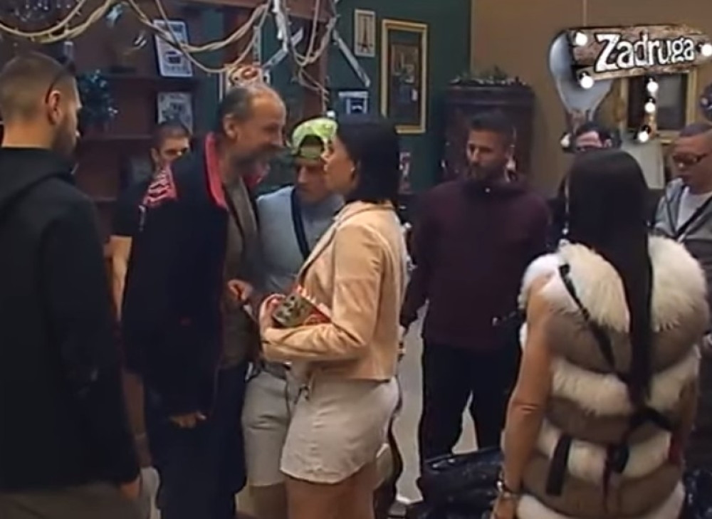 Luna došla iz nabavke, a onda je nastao OPŠTI HAOS i bacanje hrane! (VIDEO)