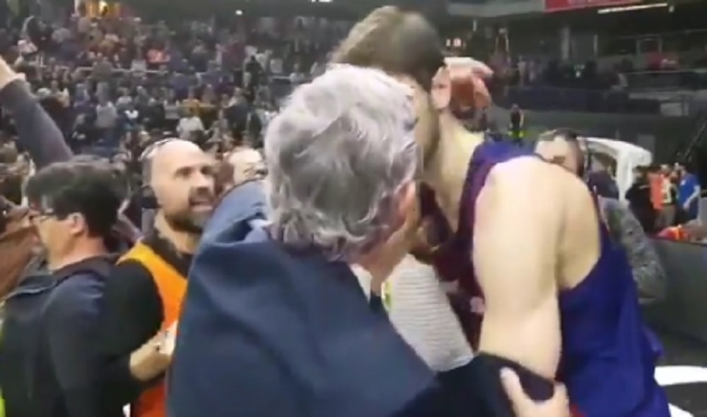 Legendarni srpski trener i hrvatski košarkaš slavili pobedu, a onda su morali da se izljube! DVA ILI TRI PUTA? Pogledajte! (VIDEO)