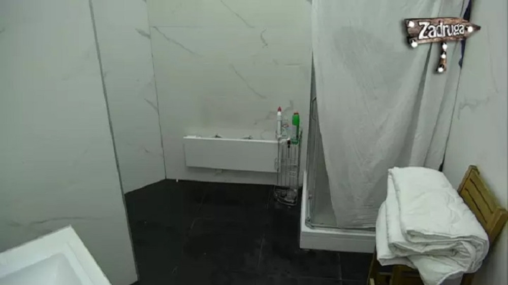 Sve je prštalo prve noću u hotelu! Dohvatili se pred kamerama, a onda usledila AKCIJA, uzdasi i PLJESKANJE!