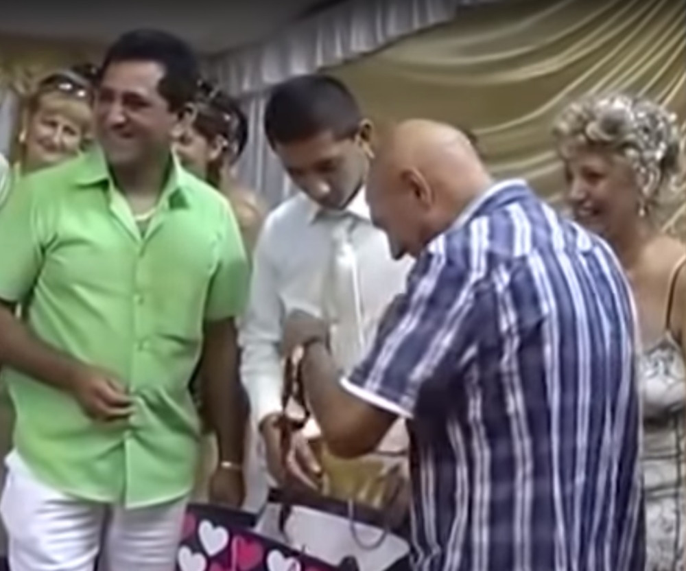 Krenuo je da pada u nesvest kada je ugledao poklon vredniji od SAMOG ZLATA! (FOTO)