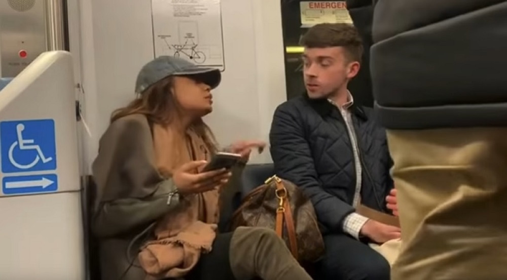 Sela u prepunom vozu na mesto za invalide i odbila da pomeri torbu! Vređala putnike, a onda SKOČILA NA KONTROLORA! (VIDEO)