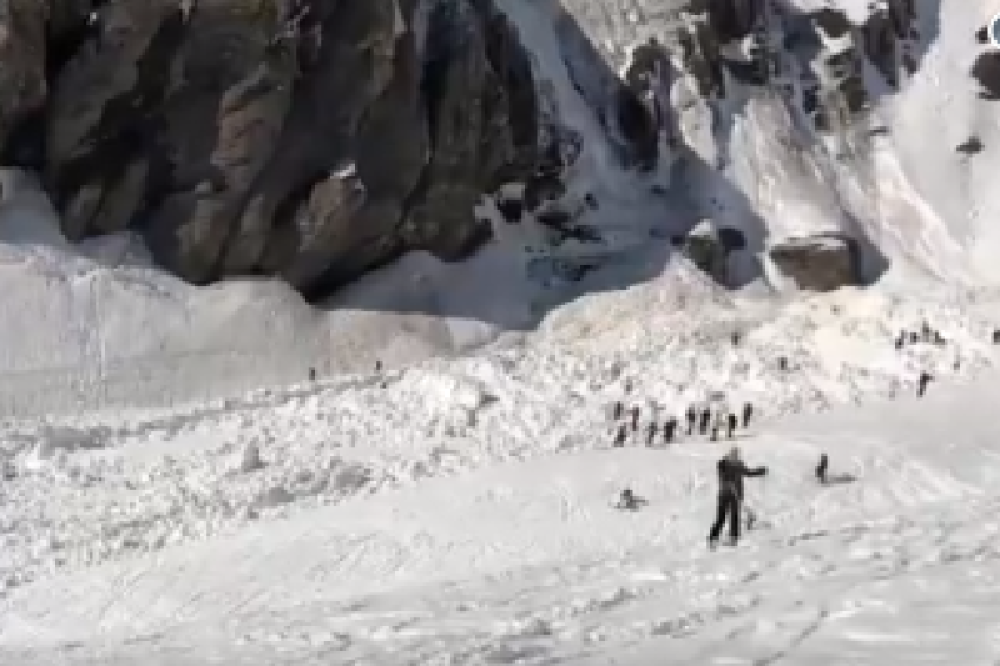 Romantična prosidba umalo odnela dva mlada života: Mladić zaprosio devojku na vrhu planine, A ONDA JE USLEDIO UŽAS