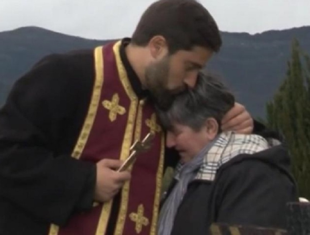 Majka srpskog junaka jecala na grobu sina, a onda ju je sveštenik zagrlio i izgovorio OVE REČI!