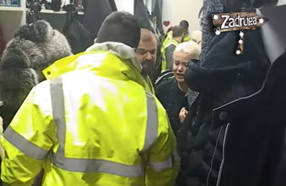 Besna URLALA na sav glas! Sanja doživela nervni slom, IZNELI je napolje! Kazne samo PLJUŠTE! (VIDEO)