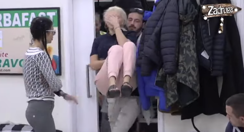 Sanja Stanković unezverena šutirala sve pred sobom! Preti da će PREREZATI VENE, demolirala imanje (VIDEO)