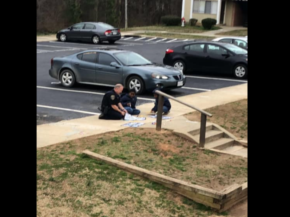 Deca su vrtištala zbog curenja gasa u zgradi, a on je odmah legao na zemlju i uzeo lutke i kredu! (FOTO)