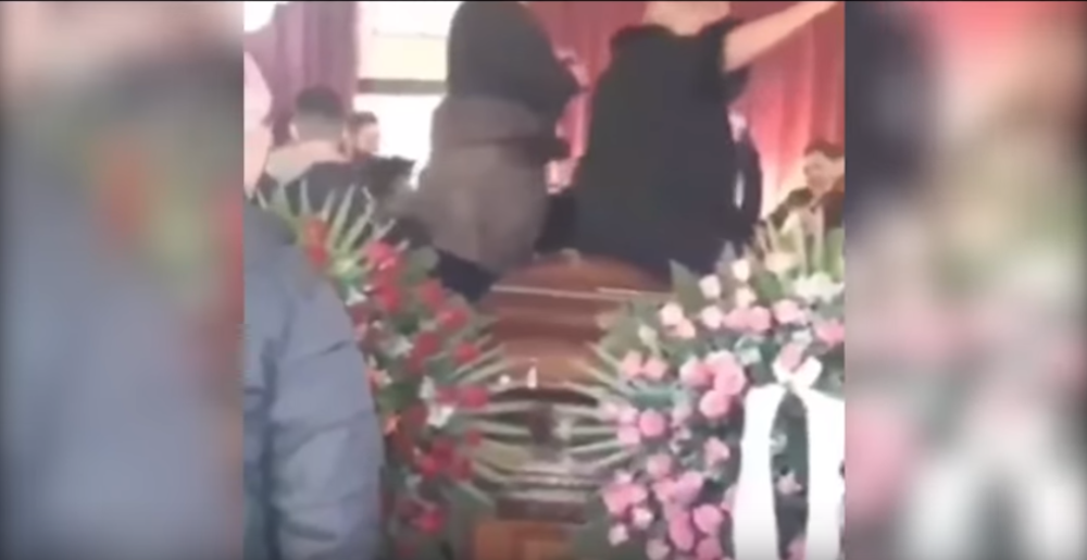 Rodbina i prijatelji u crnini oko kovčega se vesele i igraju UZ MUZIKU UŽIVO (VIDEO)