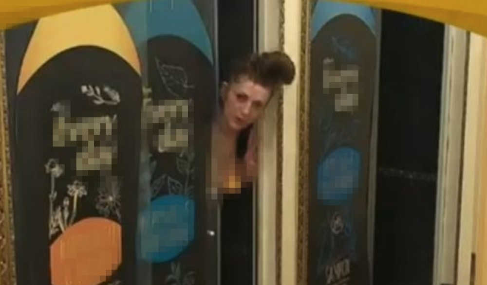 Izašla iz vrele tuš kabine, a onda POTPUNO GOLA šetala vilom! Ni kamere joj nisu smetale! (FOTO/VIDEO 18+)