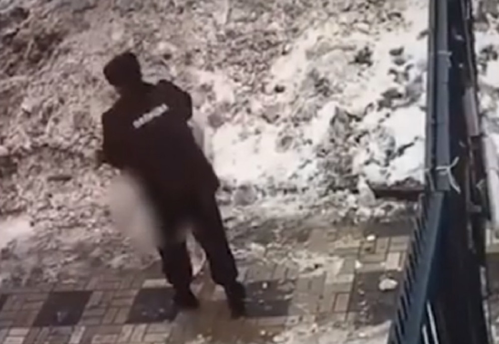 Dimitrije je pratio, stavio joj ruku na usta i pokidao odeću... Onda je naišao još jedan muškarac (VIDEO)